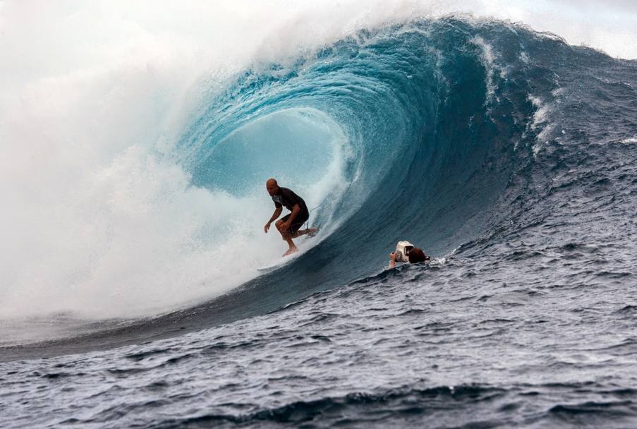 World Surf League,Tahiti: video operatore in acqua, per riprendere al meglio la prova del surfista americano Kelly Slater. (Afp)
